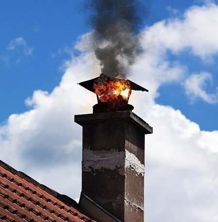 Verbranding van roet in de schoorsteen.