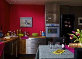 Brave kleuren en opvallende items voor uw keuken. 6 heldere ideeën