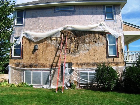 Bekijk de muur frame huis na de ontmanteling van de gevelbeplating. Minnesota, USA.