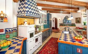 Mix van traditie in de Marokkaanse woningen. Waarom nooit pasta over behang muren