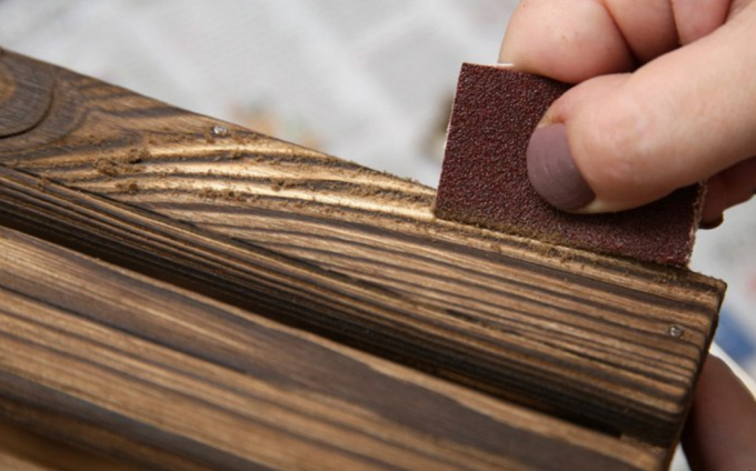 Geborsteld hout met schuurpapier. 