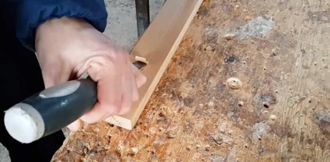 Verwijder voorzichtig een stuk hout met een beitel, maar niet helemaal