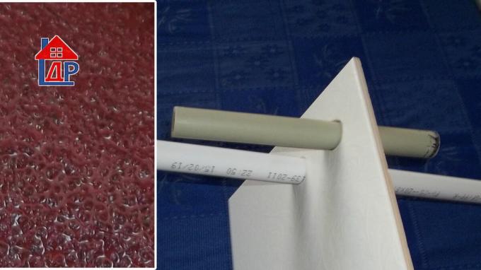 Twee gaten in de tegels gemaakt met schuurpapier