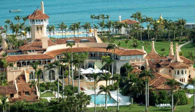 Mar-a-Lago in Palm Beach. Private hotel Club. Zeg, wordt geschat op 200 miljoen. $. Het maakt een winst van $ 15 miljoen. $ Per jaar. (Beeld Bron - Yandex-foto's)