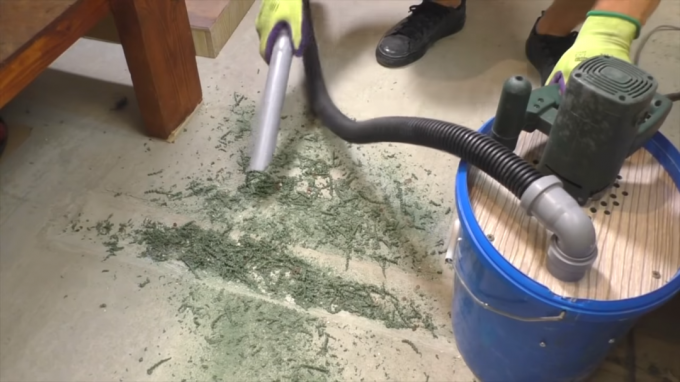 Het proces van het gebruik van een stofzuiger voor de garage gemaakt met hun eigen handen