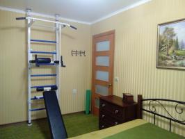 Ruime kast, een tweepersoonsbed en ruimte voor fitness: Hoe om de ruimte te kleine slaapkamer te organiseren