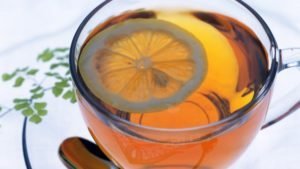 Hoe nuttig thee met citroen en hoe te brouwen