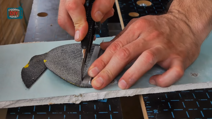 Het proces van het snijden schuren doek uit de kring om bijlagen met hun eigen handen te creëren