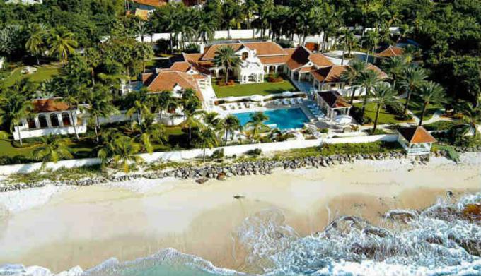 Le Chateau de Palmer in St. Maarten. 45 Amerikaanse president zelf, noemt dit villa, "een van de grootste particuliere woningen in de wereld." Huurprijs per stoten is 28000 Amerikaans geld. Rent is het mogelijk om ten minste 5 dagen. (Beeld Bron - Yandex-foto