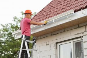 De installatie van de afvoer van de afgewerkte dak: tips