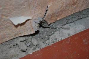 De opening tussen de vloer en de muur: wat te repareren zodat er geen tocht, vocht, insecten zijn