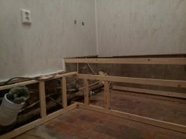 Transfiguratie saaie badkamer in een nette badkamer. Economisch herstel. PVC panelen: de installatie van de muren en het plafond.