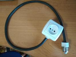 Portable bus van de lamp: socket adapter cartridge met je handen
