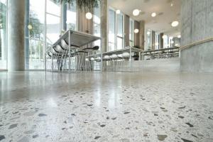 Gepolijst beton: hoe je een goedkope en originele vloer maken