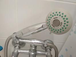Nuttig Tricks voor de badkamer: water besparing van 60%, witte tegel gewrichten, afgebrokkelde tegels, verstopt in de badkamer