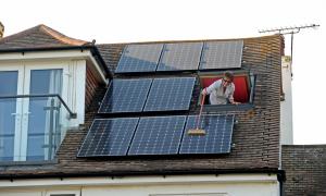 Zonnepanelen in de eco-huizen van de toekomst zal een noodzaak, geen luxe geworden
