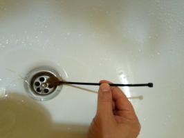 Een eenvoudige maar zeer effectieve manier om de afvoer in de badkamer van het haar schoon te maken zonder het strippen van de sifon.