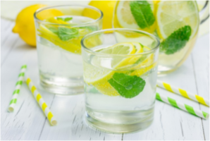 Lemon water: voor- en nadelen, recepten, hoe om te drinken