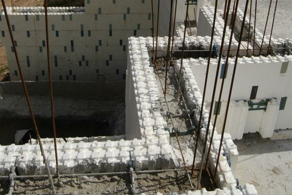 Het proces van het vullen van de holtes met beton