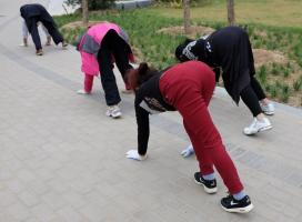 Chinese cerebrale bloedsomloop te verbeteren wordt geadviseerd om te lopen op handen en voeten. En adviseren Bubnovsky en Pilates