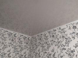 Waarom het plafond voor wallpapered wand trekken