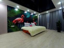 Slaapkamer met roze flamingo's en keuken met een veer - maakten een creatieve renovatie in hun kopeck-stuk