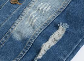 Hoe de jeans gedragen en gaten maken