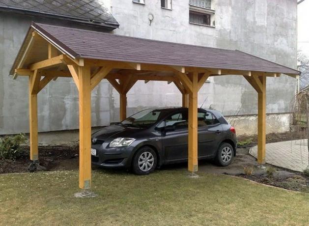Carport voor een auto gemaakt van hout