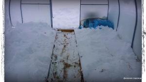 Nakidyvanie in de sneeuw in een kas