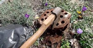 Een interessante methode voor het verwijderen van een stomp van onder de appelbomen in het gebied.