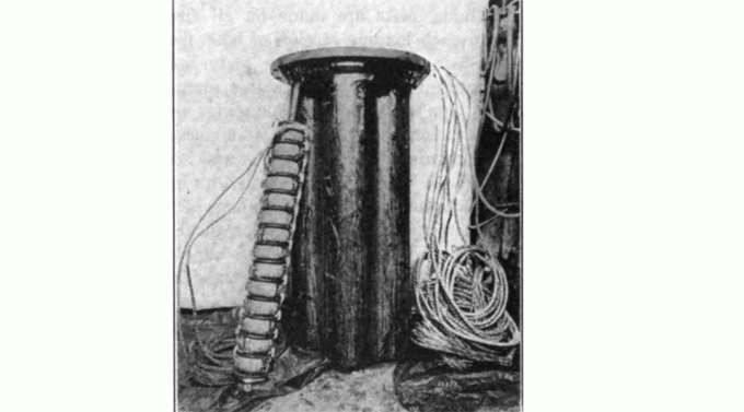 Container voor het plaatsen van Pupin-spoelen. 14 spoelen werden op een spil geplaatst (leunend tegen het lichaam), zeven spoelen werden in een met olie gevuld lichaam gestoken dat om de 6000 voet (1.800 m) op een van de lijnpalen werd geplaatst