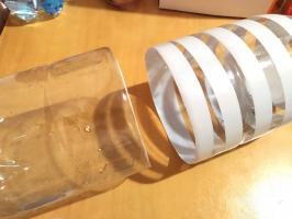 Bowl gemaakt van plastic flessen ter vervanging van de gebroken