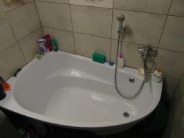 Na het renoveren de badkamer met een bad, kregen we een kamer poprostornee: Selectie van de ketel en een bad