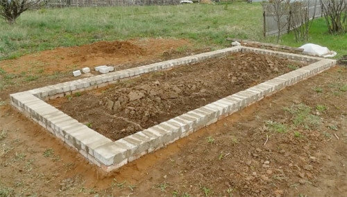Het fundament van baksteen is alleen geschikt voor de bouw van de long zoals tuinhuisjes of kassen gebouwen