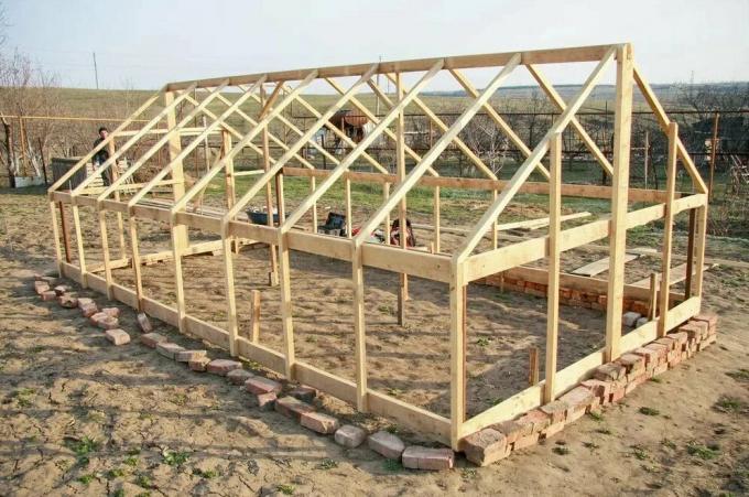 Greenhouse frame gemaakt van planken