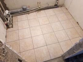 Reparatie badkamer: waaier van tegels voor vloeren en wanden. Geconfronteerd met de nalatigheid van een werknemer