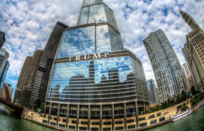 Dat is het gebouw waar Trump appartement beslaat 3 etages in een penthouse op de bovenste verdiepingen. (Beeld Bron - Yandex-foto's)