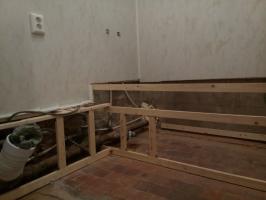 Transfiguratie saaie badkamer in een nette badkamer. Economisch herstel. PVC panelen: de installatie op muren en plafonds