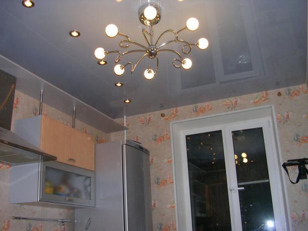 Verlaagd plafond in de keuken. Foto's gemaakt met sledcomspb.ru