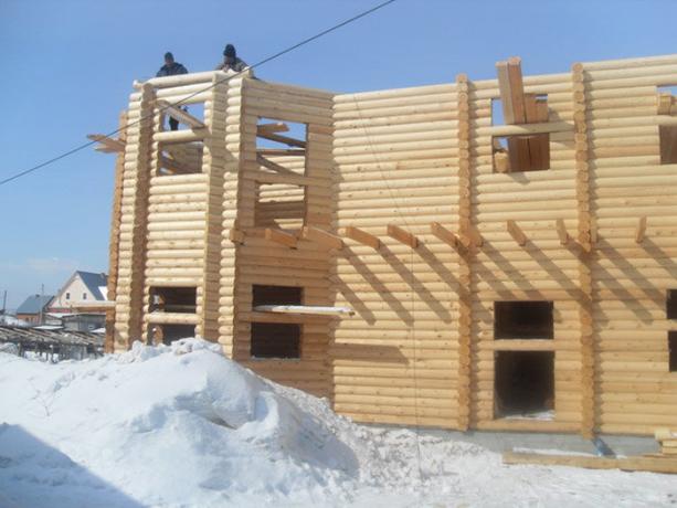 Het bouwen van een huis van hout in de winter.