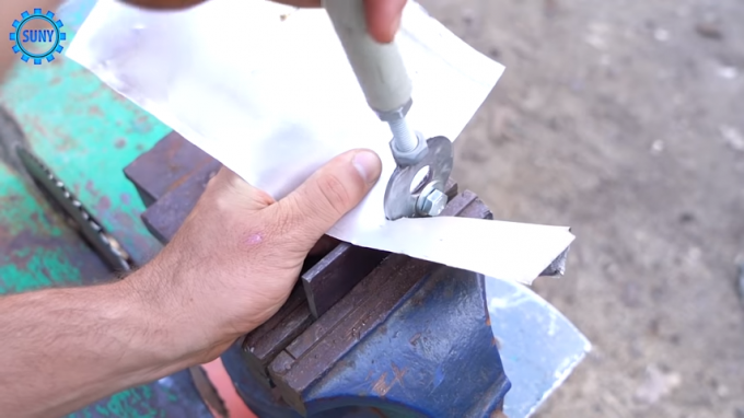Het proces van het snijden van een plaatmetalen mes zelfgemaakte