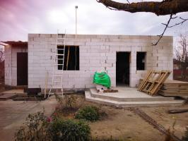 Het bouwen van een huis (voorbereiding van de gemetselde muren)