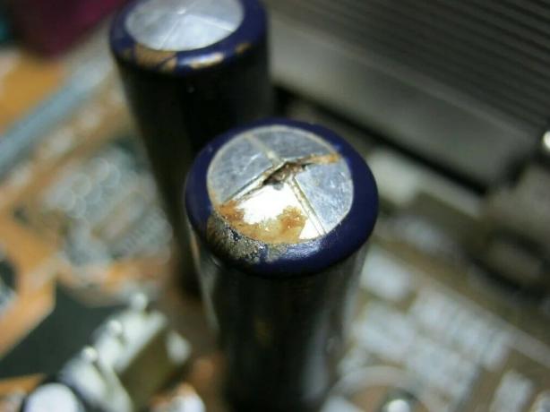 Defecte condensator - de belangrijkste oorzaak van de storing in de apparatuur