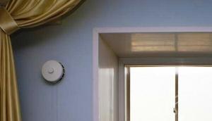 Benauwdheid in het appartement, geur, schimmel op de ramen te elimineren van de inlaatkleppen of adempauze