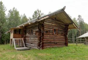 De bouw van een geheime Russische oude houten hut zonder het gebruik van nagels