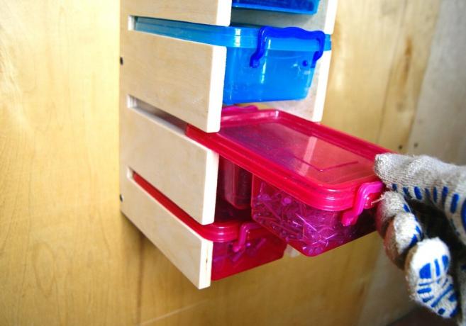 eenvoudige en handige zelfgemaakte uit plastic containers en multiplex