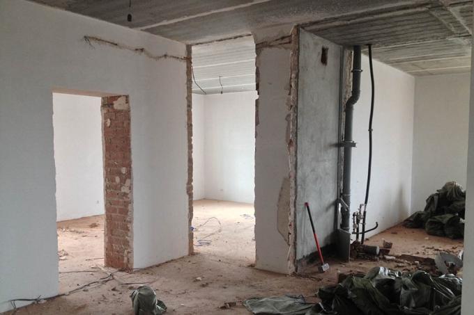 Ontmanteling van muren en wanden in het appartement. Foto service met Yandex foto's.