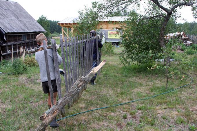 We ontmanteld de oude houten hek.
