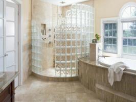 Badkamer ontwerp met glas - waarom het zo belangrijk was