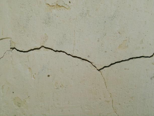 De scheur in de muur van het huis